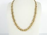 un collier à chaîne en or sur un mannequin mannequin mannequin mannequin mannequin mannequin mannequin mannequin mannequin mannequin