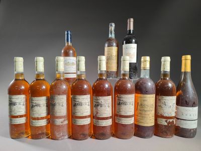 plusieurs bouteilles de vin sont alignées sur une table