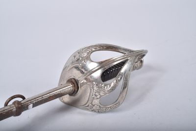 une cuillère ancienne en argent ornée d'une pierre noire au centre