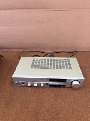 une télécommande et un lecteur DVD posés par terre