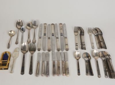 beaucoup d'argenterie sur une table blanche