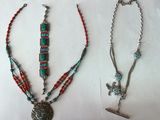 deux colliers ornés d'une croix et d'un pendentif sur un fond blanc