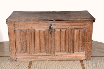 Coffre en chêne mouluré à façade et côtés panneautés, ouvran…