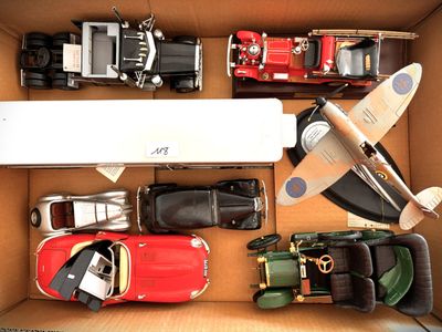 une boîte en carton remplie de petites voitures et d'un avion