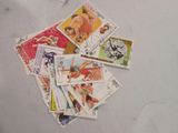 un lot de timbres posés sur une table