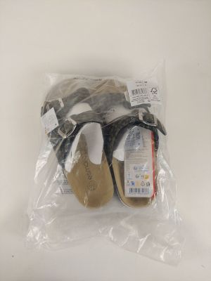 deux paires de chaussures dans un sac en plastique posé sur une table