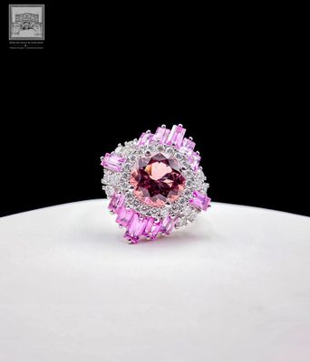 gros plan d'une bague en diamant rose et blanc sur une surface blanche