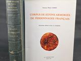 deux livres posés l'un à côté de l'autre sur une table