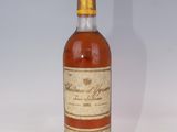 une vieille bouteille de whisky posée sur une surface blanche