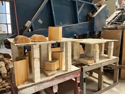 une pile de pain posée sur une table dans un entrepôt