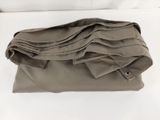 une pile de chemises pliées posée sur un lit