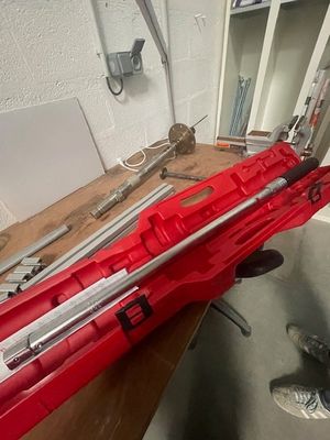 une boîte à outils rouge avec des outils sur une table