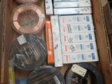 une boîte remplie de fils de toutes sortes