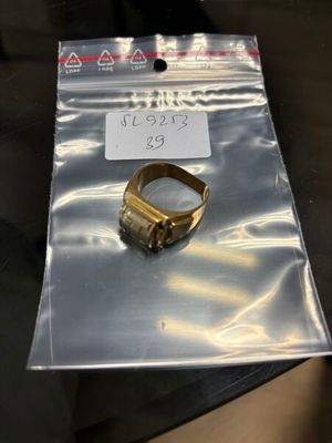 une bague en or posée sur un sac en plastique