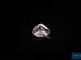 un diamant blanc sur une surface noire, avec un fond noir