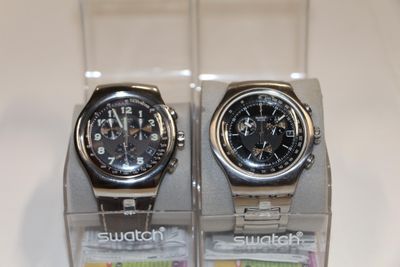 deux montres exposées dans une vitrine