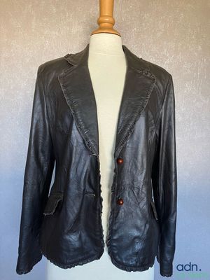 veste en cuir noir sur un mannequin, mannequin, mannequin, mannequin, mannequin, mannequin, mannequin, mannequin, mannequin