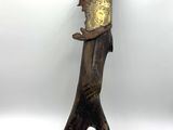 une sculpture en bois représentant un poisson sur laquelle est placée une horloge