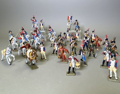 un grand nombre de figurines sur une table