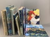 plusieurs livres sont empilés sur une table