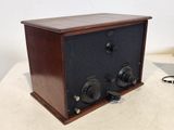 une vieille radio posée sur une table