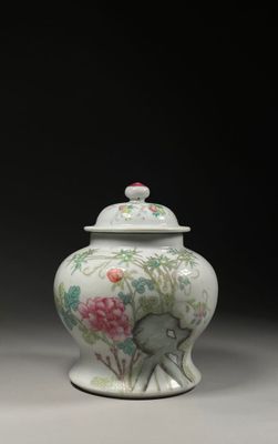 un petit vase muni d'un couvercle orné de fleurs et d'oiseaux