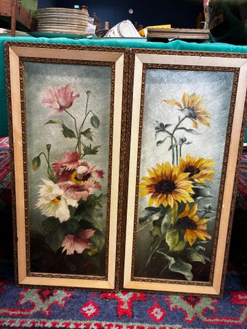 En pendant, deux bouquets de fleurs. Huile sur toile. Signée Jane...