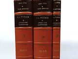 trois livres rouges superposés sur une surface blanche