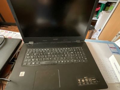 un ordinateur portable posé sur un bureau