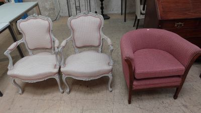 trois chaises et une table dans une pièce où se trouvent une table et une chaise