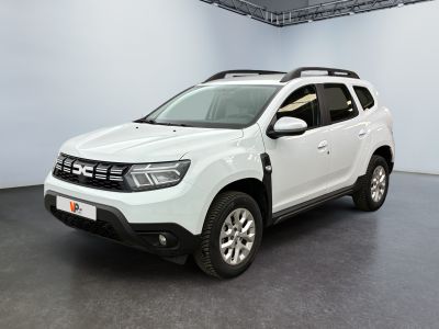 La Dacia blanche est garée dans une grande pièce blanche.