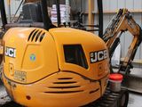 une pelleteuse jaune garée dans un entrepôt