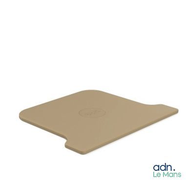 un gros plan d'une housse d'ordinateur portable marron sur fond blanc