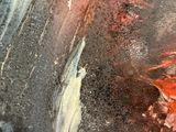 un gros plan sur une œuvre d'art recouverte de peinture