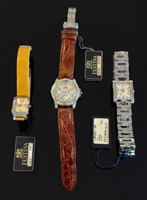 un grand nombre de montres posées sur la table