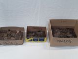 trois boîtes de pièces en chocolat posées sur une table blanche