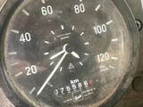 un gros plan sur le compteur de vitesse situé sur le tableau de bord d'une voiture