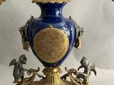 deux vases bleus et dorés ornés d'anges