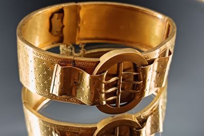 un gros plan d'un bracelet en or muni d'une boucle