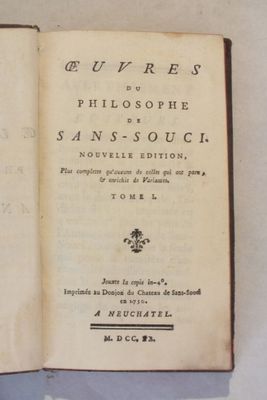un livre ouvert sur une table, sur lequel on peut lire des mots