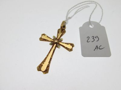 un gros plan d'une croix à laquelle est accrochée une étiquette de prix