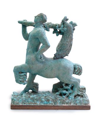 statue représentant un homme à cheval, portant un sac sur le dos