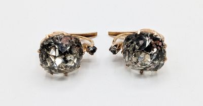 une paire de boucles d'oreilles à clous en diamant noir et blanc