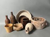 de nombreux vases et bols posés sur une table