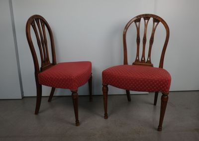 deux chaises avec un revêtement rouge, un revêtement rouge, un revêtement rouge, un revêtement rouge, un revêtement rouge, un revêtement rouge, un revêtement rouge, un revêtement rouge, un revêtement rouge