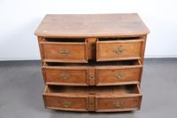 Commode galbée en chene, ouvrant à quatre tirois en facade. (photo 3)