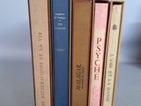 trois livres sont empilés sur une table