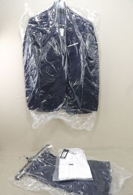 deux vêtements emballés dans du plastique, posés sur une table