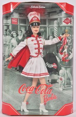 Poupée Barbie « marin » Coca-Cola avec une cape rouge et une robe blanche