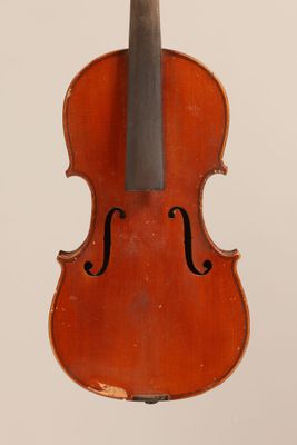 un vieux violon posé sur une surface blanche